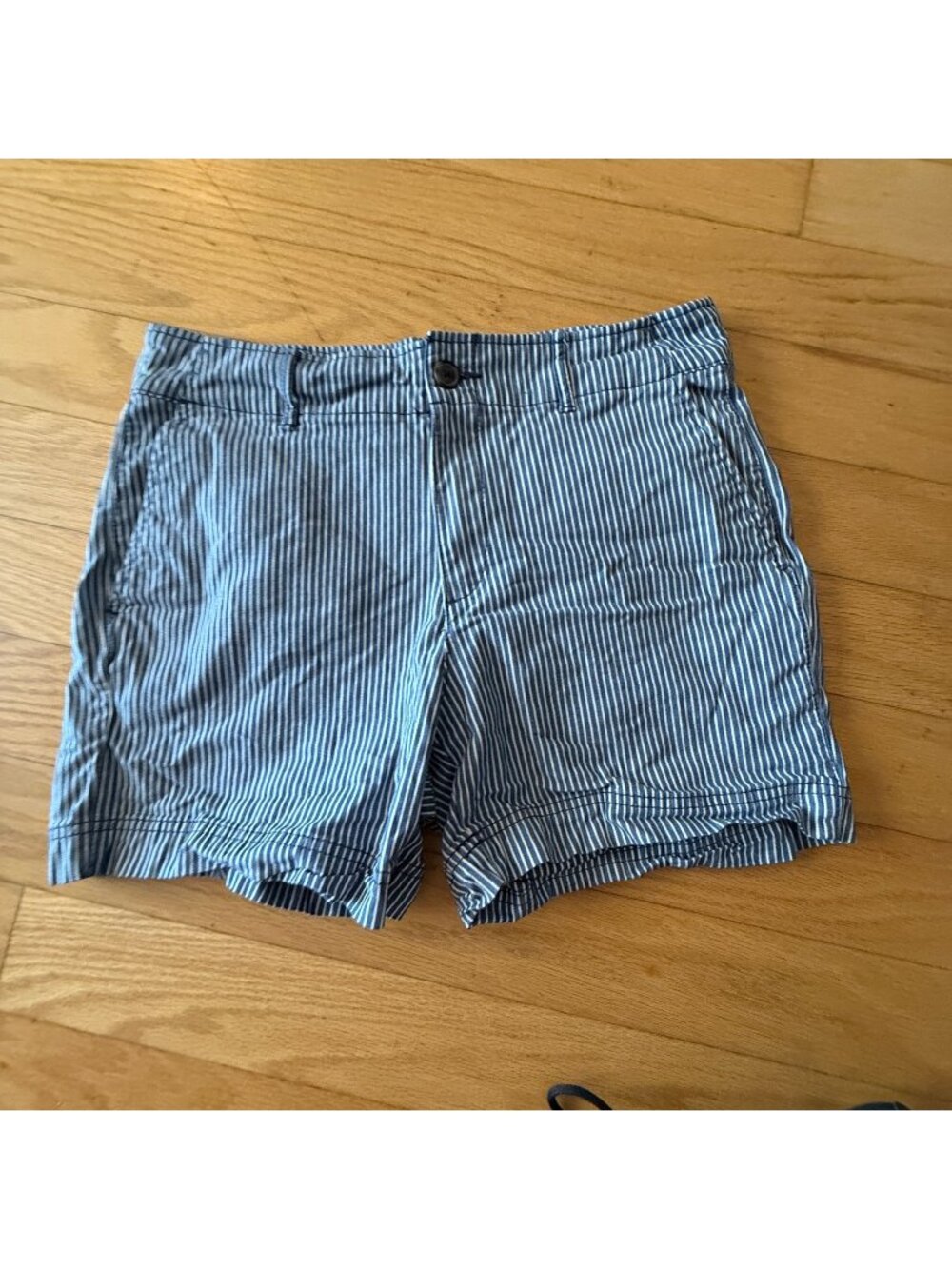Gap Women's 6 5" Mid Rise Downtown Khaki Shorts Blue/White Striped